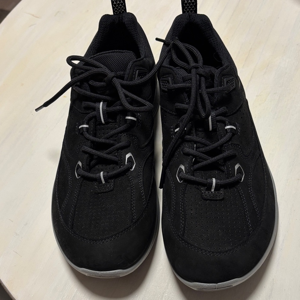 Ecco Men’s Black uppers & gray soles tie Sneakers size 8.5 great condition